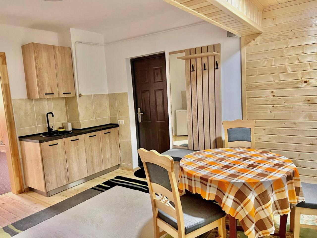 Хатинка Hotel ยาเรมชา ภายนอก รูปภาพ
